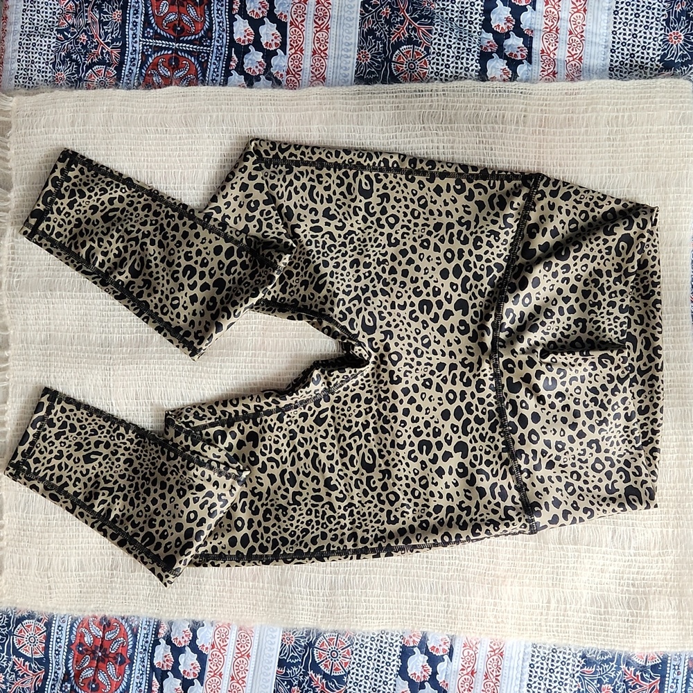 Alo yoga leggings gold leopard print